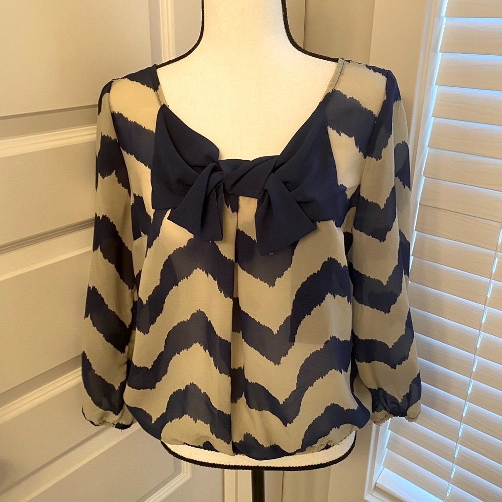 Rachel&Chloe|| Blue/tan chevron blouse with puff sleeves and elastic waist